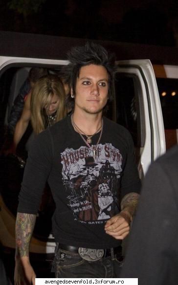 Synyster Gates picts - pic 4...cat imi place cum arata in poza asta...e - Synyster Gates