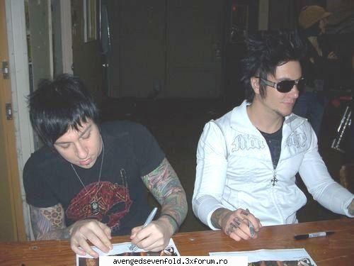 Synyster Gates picts - un nou tatuaj pe degete la syn =) - Synyster Gates