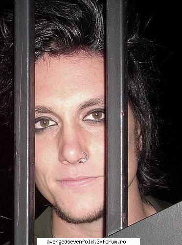 Synyster Gates picts - da da..il stiu..scrie "MARLBORO" :D nici zacky nu - Synyster Gates