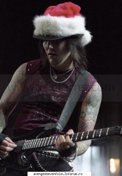 Synyster Gates picts - Sunt noua aici si mi se pare super tare forumul - Synyster Gates