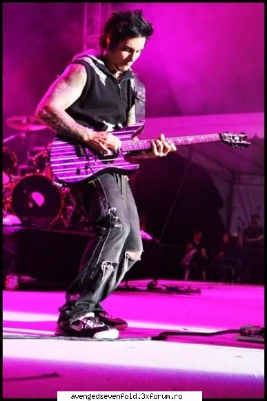 Synyster Gates picts - nu merg gif-urile? :( e faza cand el se urca pe - Synyster Gates