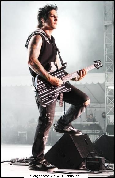 Synyster Gates picts - cu pletele in vant....... :) - Synyster Gates