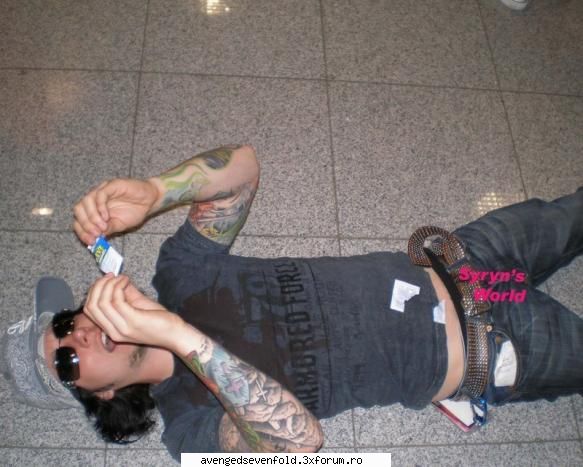 Synyster Gates picts - woow cum a cazut :D ....saraq...cred k s-a simtit - Synyster Gates