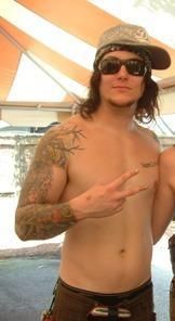 Synyster Gates picts - saracu.. da totusi, chiar ca are corp bestial - Synyster Gates
