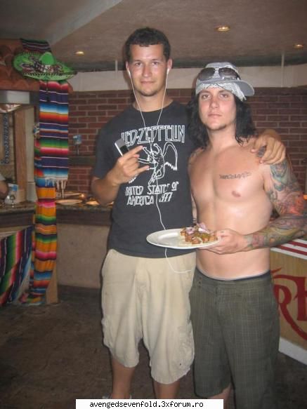 exact..... =) synyster gates picts