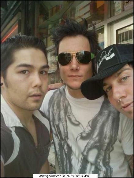 si-a schimbat cercelu' din nas...are model dala rotund...k al lui johny synyster gates picts