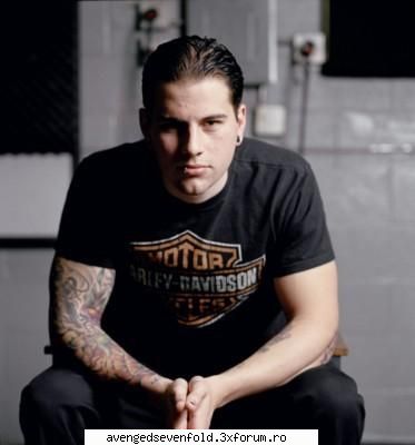 about the lead singer - Auzi buey Sadiko , tzinetzi parerile interesante - M.Shadows