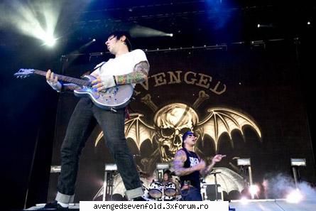 about the second guitarist - are atitudine tipul.....love him - Zacky Veangeance