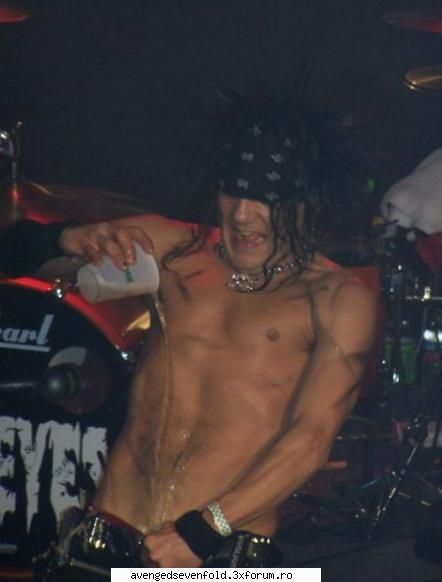 the eyes mine too ... 'coz i'm god damn rocker.... that's asta arat mai nebuni lumea asta&nbsp;