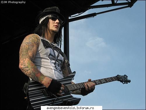 about the lead guitarist dap...sh mie imi plakeeee