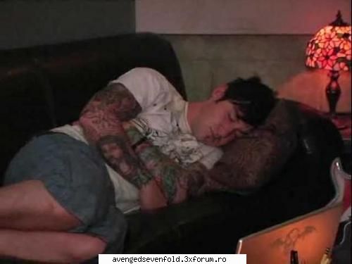 poze funny cu A7X - isn't he cute??? ...zici ca-i un bebe mic - Despre A7X