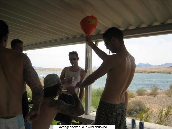 poze funny cu A7X - Syny drinking beer.... :) - Despre A7X