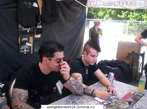 poze funny cu A7X - ce simpatic e matt.......o fi gasit vreo comoara? - Despre A7X