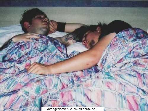 poze funny cu A7X - ce frumos dorm baietii - Despre A7X