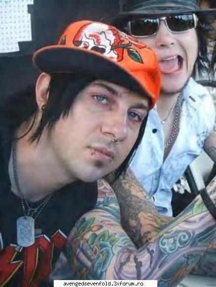 poze funny cu A7X - cat se mai stramba syn - Despre A7X