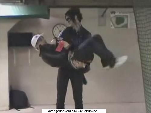 poze funny cu A7X - jimmy carrying johnny - Despre A7X